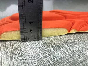 Primer plano que muestra el grosor de 2 cm de un acolchado naranja para calzoncillos de ciclismo