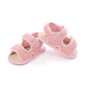 Detail van roze ademende mesh baby loopschoentjes met verstelbare klittenbandsluiting