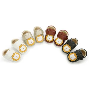 Variedad de zapatos de bebé león de dibujos con suela de goma antideslizante.
