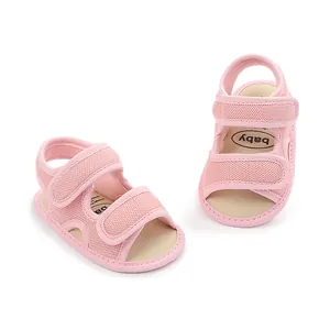 Detailweergave van roze ademende mesh babysandalen met dubbele klittenbandsluiting