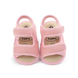 Detail van ademende roze mesh babyloopschoentjes met verstelbaar klittenband