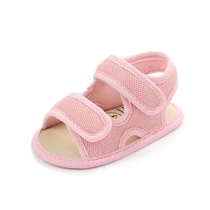 Detailweergave van roze ademende mesh baby loopsandalen met verstelbare klittenbandsluiting