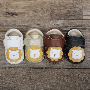 Cuatro pares de zapatos para bebé de león en colores blanco, dorado, marrón y negro.