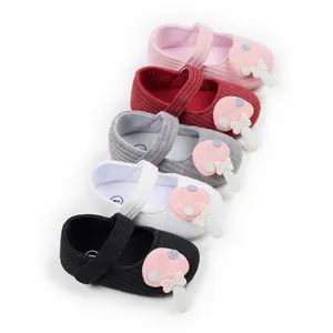 Weiche Baby-Mädchenschuhe aus Rippstrick mit Lollipop-Applikation in fünf Farben.