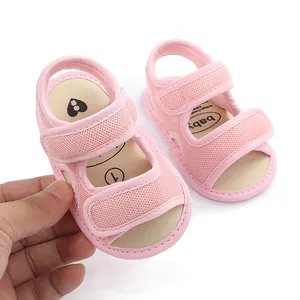 Detailweergave van roze mesh baby wandelsandalen met stevige klittenband.