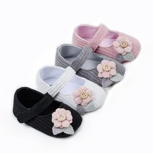 Weiche Strick-Prinzessin-Schuhe für Babymädchen mit dekorativen kleinen Strickblumen