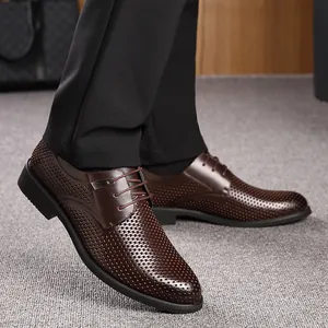 Chaussures de ville marron respirantes en cuir perforé pour homme au style lacé