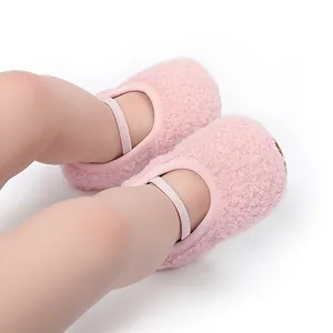 Detailopname van roze pluizige fleece baby wandelschoenen met elastische bandjes.