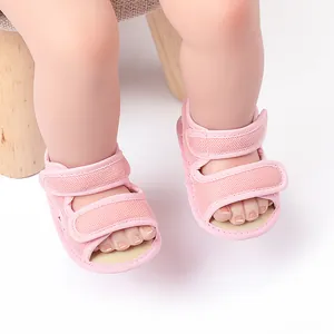 Detailoverzicht van roze ademende mesh babysandalen met dubbele verstelbare klittenbandsluitingen