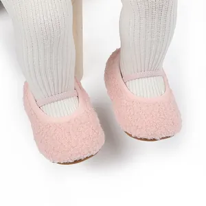 Detailopname van zachte roze pluizige baby Mary Jane schoenen met witte ribleggings