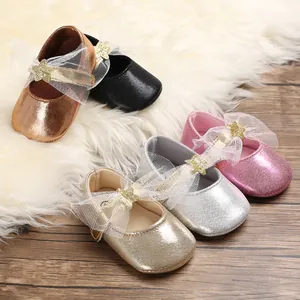 Detailansicht von Baby-Prinzessinenschuhen aus Metallic-PU mit Netzschleifen