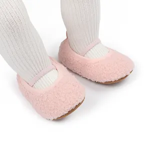 Close-up van roze pluizige baby Mary Jane-schoentjes met zachte zool