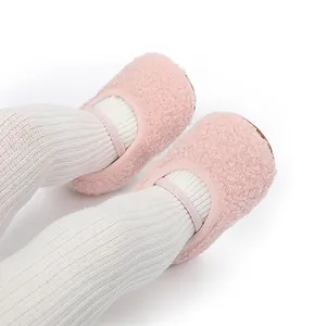 Gedetailleerde macro-opname van roze sherpa babyschoentjes met zachte zool en elastiek.