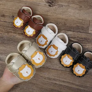 Vista detallada de zapatos antideslizantes para bebé con diseño de león animado