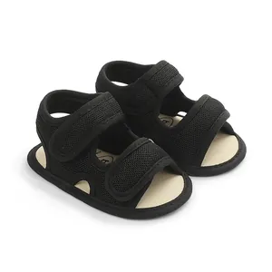 Close-up van zwarte ademende mesh babysandalen met stevige klittenbandsluiting
