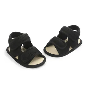 Detailopname van ademende zwarte mesh babysandalen met dubbele klittenbandsluiting