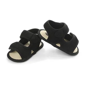 Detailweergave van ademende zwarte mesh baby wandelsandalen met dubbele klittenbandsluiting.