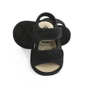 Ademende zwarte mesh baby-wandelsandalen met klittenbandsluiting en een zachte zool