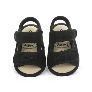 Vooraanzicht van zwarte ademende mesh baby zomer loopsandalen met klittenbandjes