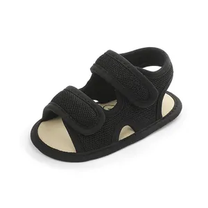 Ademende zwarte mesh baby wandelsandalen voorzien van verstelbare dubbele klittenband.