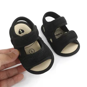 Detail van zwarte ademende mesh baby sandalen met stevige dubbele klittenbandsluiting