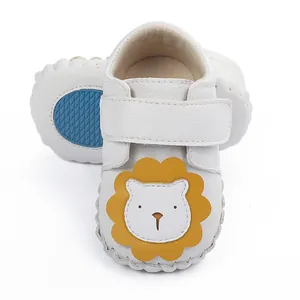 Gros plan d'une chaussure bébé avec motif lion mignon et semelle antidérapante