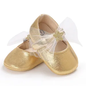Detailansicht goldene Babyschuhe für Mädchen mit weißen Netzschleifen und goldenen Sternen