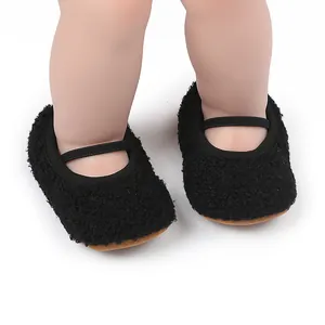 Close-up van zwarte pluizige baby winterschoenen met zachte zool en elastische band