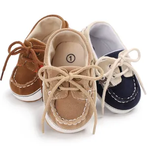 Drei Paar bequeme Baby-Lauflernschuhe mit weicher Sohle in Braun, Beige und Blau.