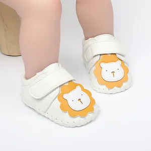 Zapatos blancos suaves antideslizantes para bebés con un lindo detalle de león