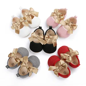 Variedad de zapatos de princesa para bebé en cinco colores con grandes lazos de satén dorado