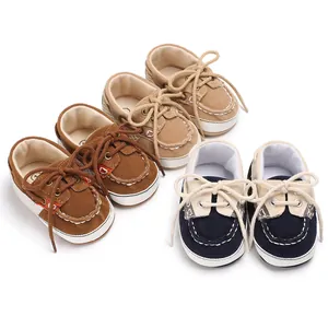 Detailansicht verschiedener Stile weicher Lauflernschuhe für Babys in mehreren Farben