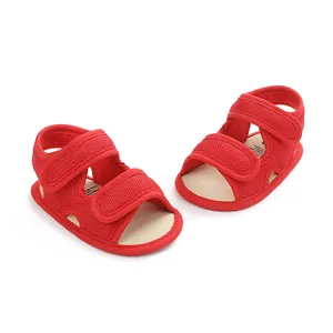 Detailoverzicht van rode mesh baby wandelsandalen met verstelbare klittenbandbanden.