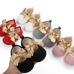 Colección de elegantes zapatos de princesa para bebé con lazos de satén dorado