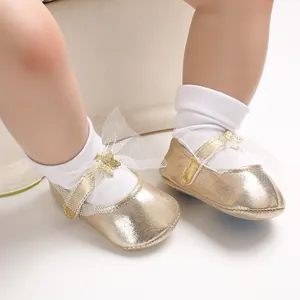 Detailansicht goldener Baby-Prinzessin-Schuhe aus PU-Leder mit Netzschleife und Glitzer