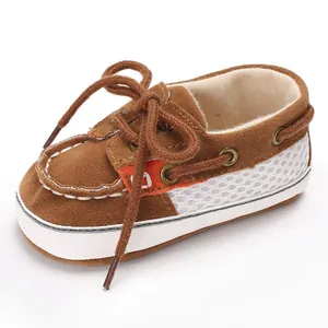 Detailansicht der braunen Baby-Lauflernschuhe mit atmungsaktiven Mesh-Einsätzen