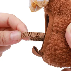 Dettaglio del cinturino elastico e del morbido materiale sherpa delle scarpe per neonati