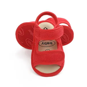 Detailweergave van rode ademende mesh baby loopsandalen met handige klittenband