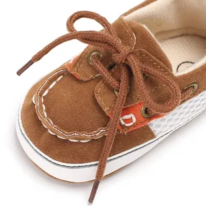 Detailansicht brauner Wildleder-Babylauflernschuhe mit feinen weißen Ziernähten