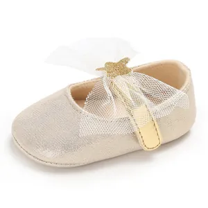 Detailansicht der champagnergoldenen Baby-Prinzessin-Schuhe mit weißer Netzschleife