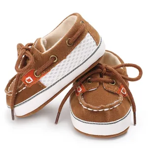Detail der weichen Baby-Lernlaufschuhe aus braunem Wildleder mit weißem Mesh-Einsatz