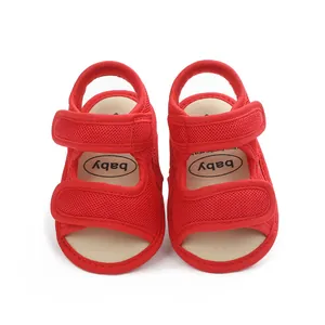 Bovenaanzicht van rode mesh babysandalen met klittenbandsluiting en zachte zool