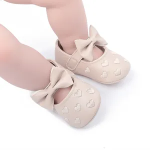 Detailansicht von beigen Baby-Prinzessin-Lauflernschuhen mit Herzbestickung und Schleife