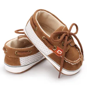 Makrodetail von Baby-Lauflernschuhen mit weicher Sohle aus braunem Wildleder