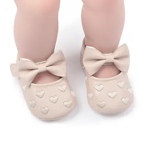 Detailansicht süßer beige Baby-Prinzessinenschuhe für Mädchen mit Schleife und Herz