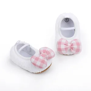 Scarpine primi passi bianche e morbide per neonati con fiocco a quadretti rosa e bianco