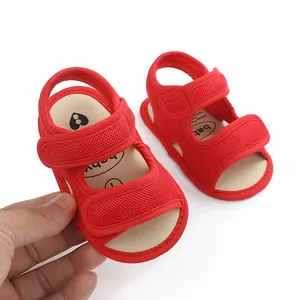 Detailweergave van rode ademende mesh babysandalen met verstelbare bandjes