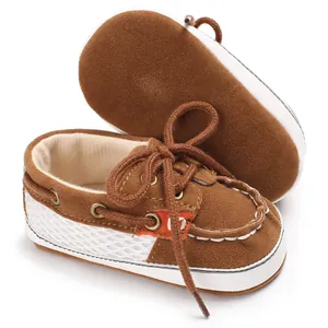 Detailansicht der klassischen braunen Babyschuhe mit weicher Sohle und Mesh-Akzenten