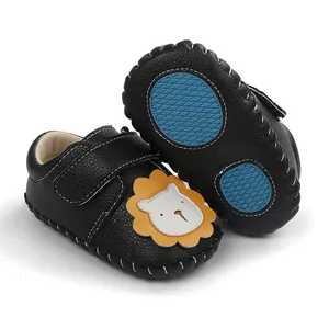Chaussures pour bébé noires avec patch lion et semelles en caoutchouc bleu antidérapantes