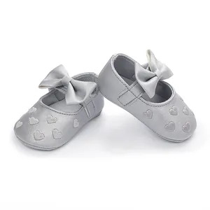 Detailansicht der silbernen Baby-Prinzessinnen-Lernlaufschuhe mit Schleife und Herzen